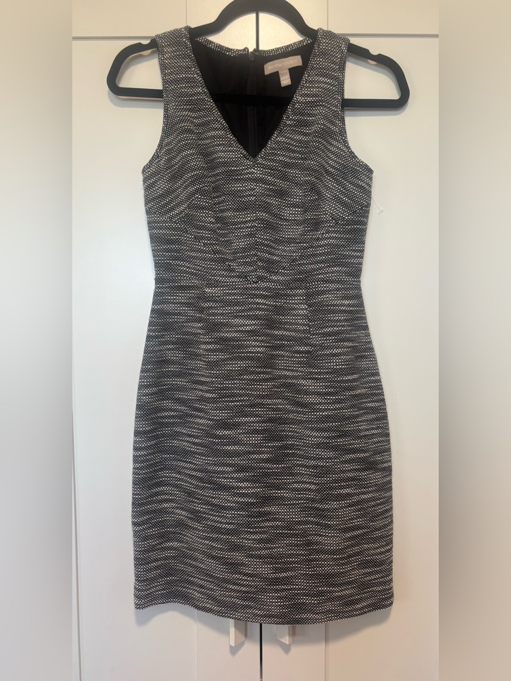 Banana Republic Black & White Textured V-Neck Sheath Dress
